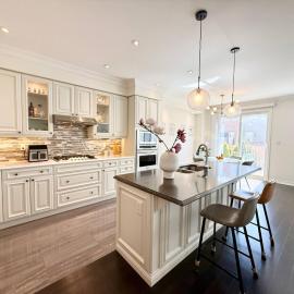 oakville 5 bedrooms โรงแรมในโอ๊ควิลล์