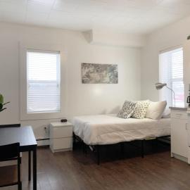 Cozy Bachelor Condo Downtown WiFi & Smart TV