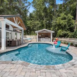 Luxury Bayou Experience with Pool and Outdoor Kitchen, Hotel in Ocean Springs