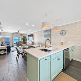 Shoreline Breeze l Steps to the Beach l Beautiful views from 2nd and 3rd balconies, hotel u gradu Inlet Beach
