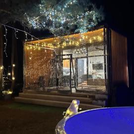 LEŚNY LUZ domek z jacuzzi w lesie nad jeziorem, duży taras, ognisko, gril, basen, hotel in Chańcza