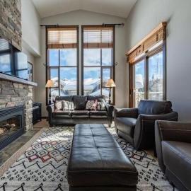 Stones Throw #17, hotel in Sun Peaks