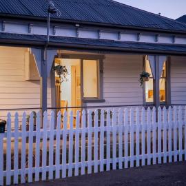 Entire Cozy Home near Stadium, Backyard & Parking, hotel i Launceston