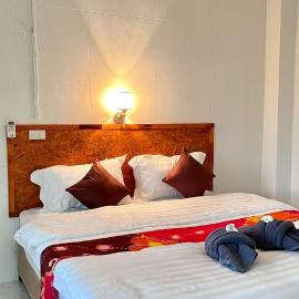 Book Lanta House, hotel in Ban Ru Yai