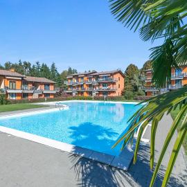 Blu Oltrelago: Leggiuno Lake Maggiore Apt w/ Shared Pool & Garden - Happy Rentals, hotel in Leggiuno