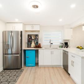 Modern Private 2 Bedrooms near Seawall & shops