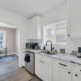 Stylish & Bright 3BR • Near Hospitals + Parking