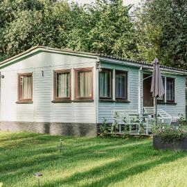Ferienhäuser Insel Usedom Waldhaus 1 mit Whirlpool - Direkt am Achterwasser, hotelli kohteessa Lütow