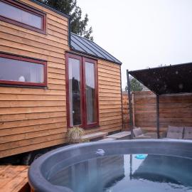 Tiny house s vyhřívacím koupacím sudem, hotelli kohteessa Nové Hrady