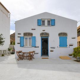 Stylish villa Antika close to the shops and restaurants in Korissia, Kea