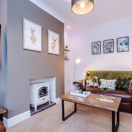 Spacious 3 Bed Home in Great Location by 53 Degrees Property - Ideal for Business with Parking, Hotel in Hartington