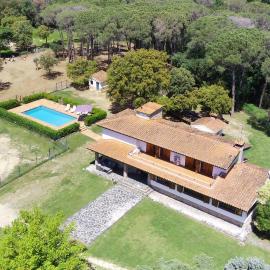 Villa Can Raurell · Casa rural para 14 en Girona, khách sạn ở Sant Feliu de Buixalleu