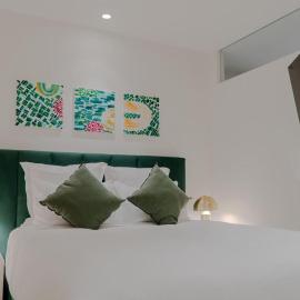 Emerald Suite - City View Hot Tub & Free Parking