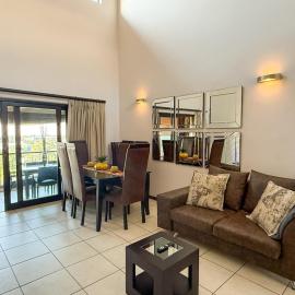 Modern 2-Bed, 2-Bath in Secure Bedfordview Complex, hotel u gradu 'Germiston'