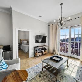 Twickenham l Heated Community Pool l Private Balcony l Close to Rosemary