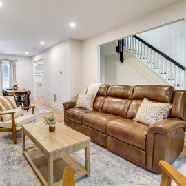 Game Room & Backyard: Modern Altoona Home!, hotel in Altoona