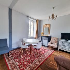 Duplex Quartier Historique Forteresse des Ducs de BOURBON – hotel w mieście Bourbon-lʼArchambault