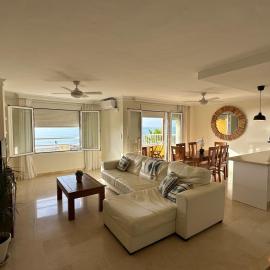 Estepona Seafront Deluxe 3BR Apartment, hotel u gradu Estepona