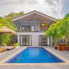 Villa Bernard - luxurious home walking distance to the beach