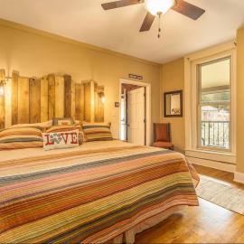 All Aboard Stylish Downtown Loft, Walk to Restaurants, Shops, Train, hotel a Bryson City