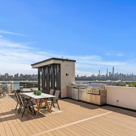 Modern Luxury 8BR Combined Townhome with NYC Views, hotel in North Bergen