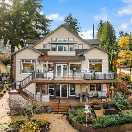 Serene Waterfront Escape w Amazing View & Hot Tub, hotel em Lynnwood