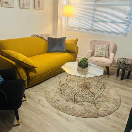 Chic Retreat in Granville - steps to train !, hotell i Clyde