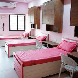 Livzo - Pink house for girls, ξενοδοχείο στο Αχμενταμπάντ