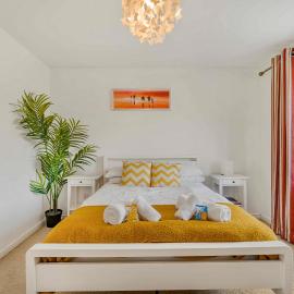 Spacious 4 Bedroom Warrington House with Free Parking Perfect for Contractors, Families and Business Guests, hotel v mestu Great Sankey