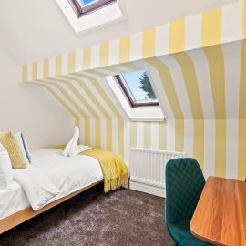 Victorian 5-Bed Home| Loft |Walk to City & Cricket, hotel sa Worcester