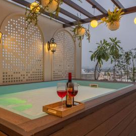 StayVista at Miorah Chalet with WiFi, Pool, TV, hotel din Jaipur