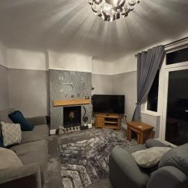Entire House, Parking, Facilities, sleeps up to 6, suitable for contractors, families or NHS