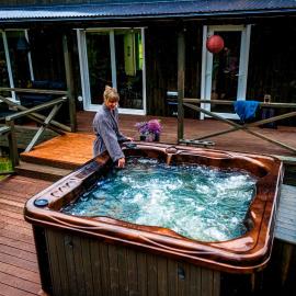 HOLIDAY CABIN 'CRANE' with a private hot-tub and sauna extra fee, hotel Avotkalni városában