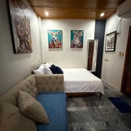 Elyu Jasons home with netflix and parking, hotell i Bacnotan