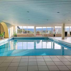 Cosy Getaway mit Schwimmbad und Sauna، فندق في لينزكيرش