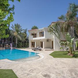 Blue Pearl Villa - 6 Bedroom, hotel i Pyla