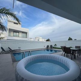 Hubstay - Seaview Villa Oriana in Larnaca, hotel a Làrnaca
