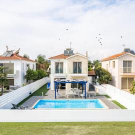 Villa Waves, hotel in Mazotos