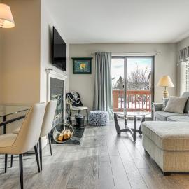 Hike, Bike & Swim: Mt Snow Condo w/ Resort Perks, hotelli kohteessa West Dover