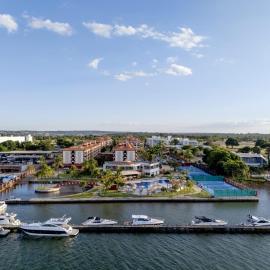 Flat Lake Side Hotel na beira do lago