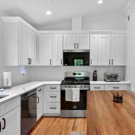 Spacious cabin w private river, hot tub & fire pit, hotel in Harpers Ferry