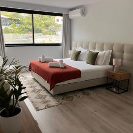 New 3 Bedroom Luxury Family Apartment - Airco, King Size Beds, Fully equipped kitchen, Balcony, Washingmachine, 2 bathrooms, Free parking, Fast Internet, 142m2, hotelli kohteessa Machico