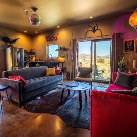 Unique Cabin - Walk to Ghostown - Near BBNP - Unobstructed Mountain Views - Stargazing, hotel a Terlingua