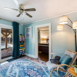 Quaint Cottage in heart of LYH - POOL with HOT TUB!, hotel a Lynchburg