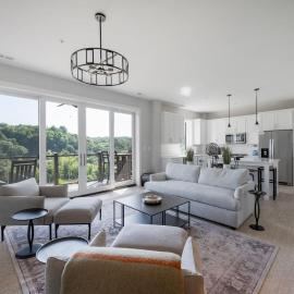 Luxury Downtown Loft - Balcony and Rooftop Bar!, hotel in Lynchburg