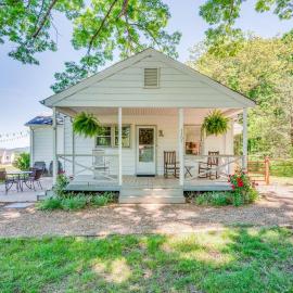 Redwing Farm Cottage - Mountain Views and Firepit!, Hotel in Bedford