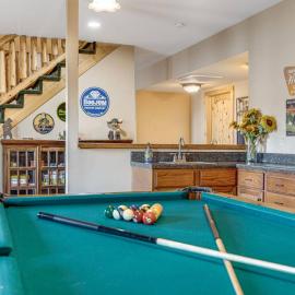 Luck's Lockout - Mountain Retreat, Balcony, Hot Tub, and Grill