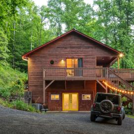 Majestic - Modern Cabin, Hot Tub, & Game Room!, מלון בGerton