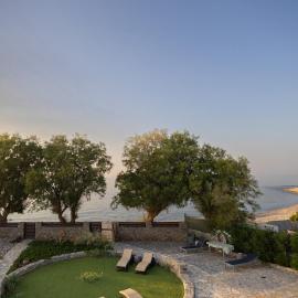 Villa Thalassa next to the beach، فندق في Stavromenos