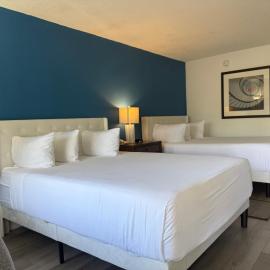 All-New, Ground-Floor, Huge Pool, Tiki Bar & Grill, hotel in Sarasota